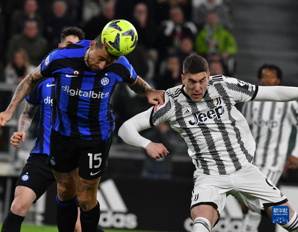 决胜局1扣3拦成奇兵！1.82米超星身体素质爆炸 二传主攻接应都能打（抢五局1扣3拦成制胜关键！1.82米超新星运动能力爆表，可胜任二传、主攻、接应）