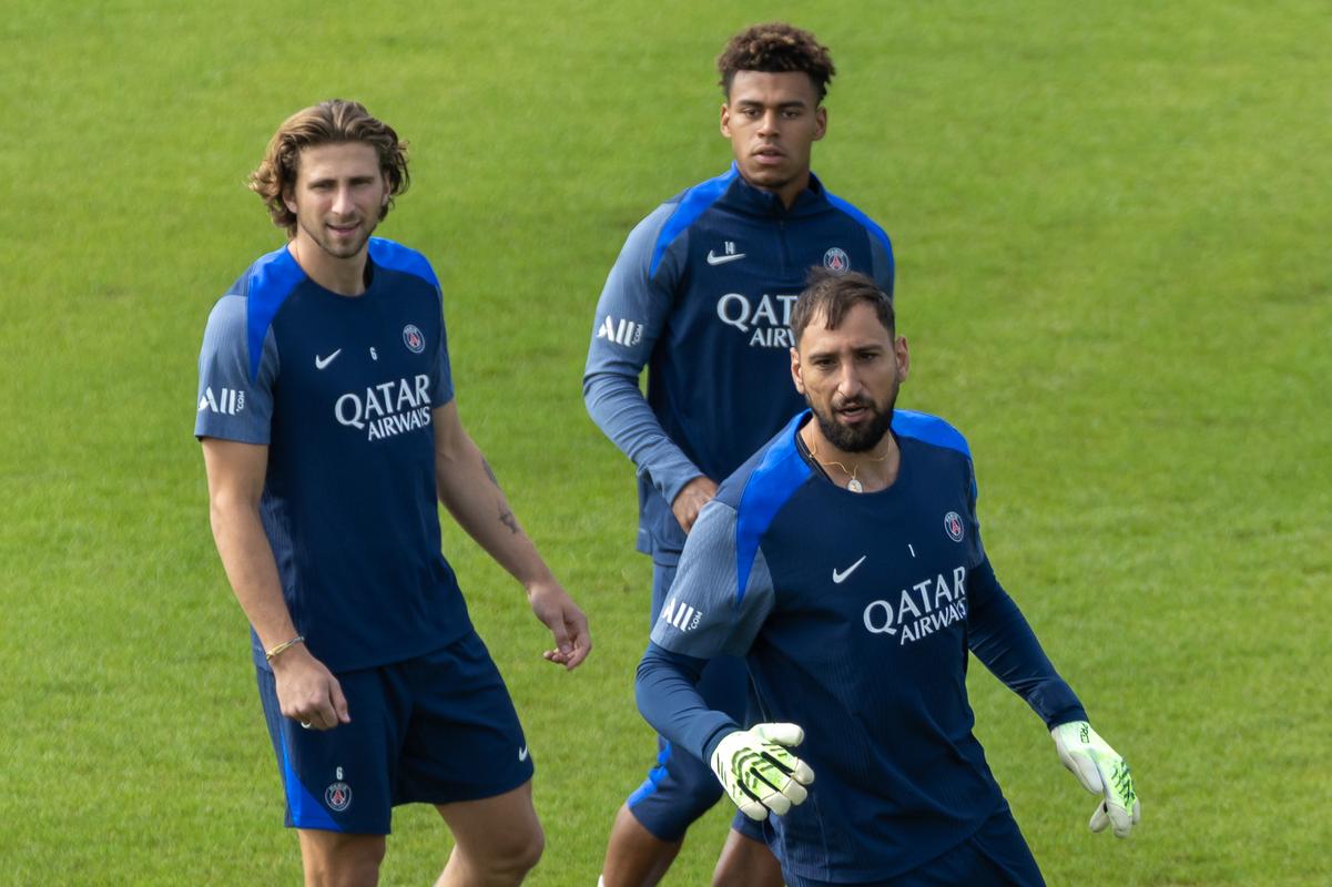 官方：受大雾影响，巴萨前往客场的航班将延迟一个小时起飞（官方通报：大雾导致巴萨客场航班起飞延后一小时）