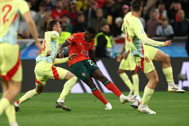 阿斯：贝蒂斯将效仿安东尼模式，打算明年夏窗买断阿姆拉巴特（阿斯报：贝蒂斯欲复制安东尼模式，计划明夏转会窗买断阿姆拉巴特）