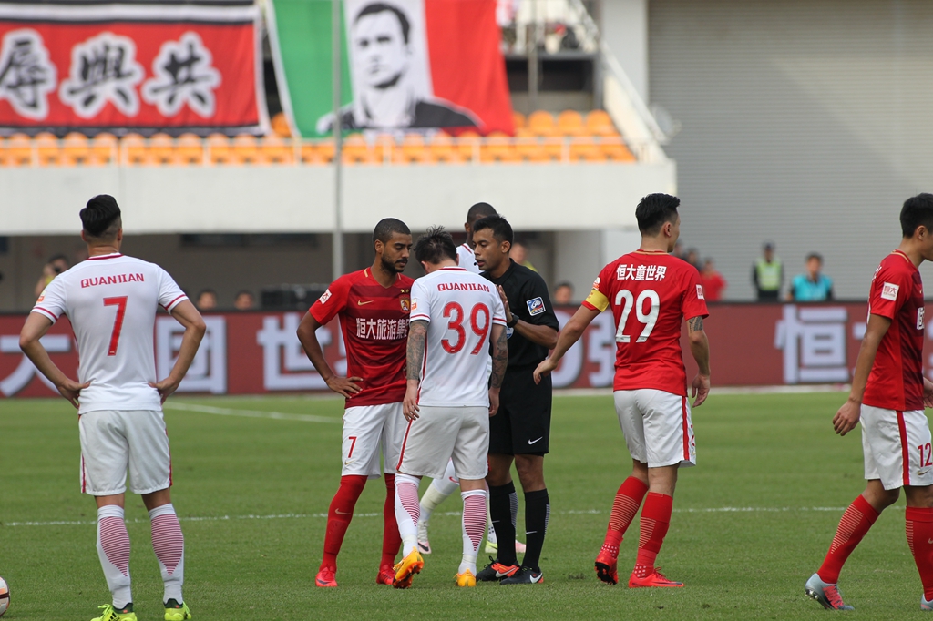 半场战报：汉堡0-1云达不莱梅，斯特奇破门（半场比分：汉堡0-1云达不莱梅，斯特奇先拔头筹）