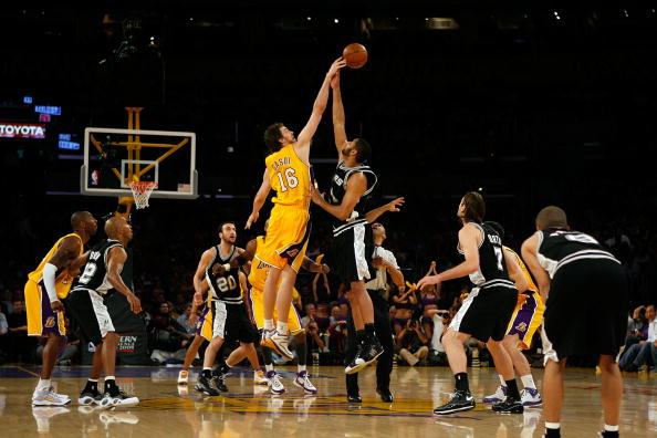 传奇奥斯卡满血复活看海港亚冠 球迷喊队危 ！速归！（奥斯卡状态回勇现身海港亚冠，球迷高呼：球队告急，尽快回归！）