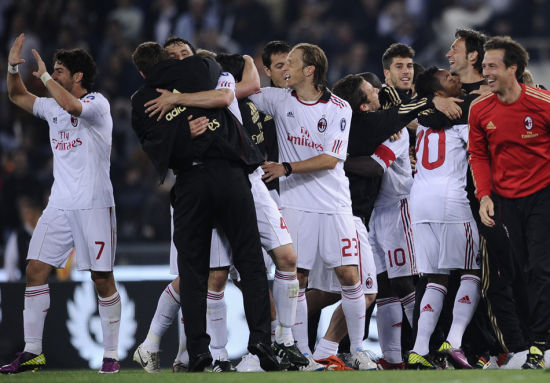 德天空：拜仁有意科索沃妖锋阿斯拉尼，双方已展开初步谈判（德天空：拜仁相中科索沃锋线新星阿斯拉尼，初步谈判已启动）